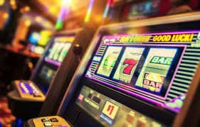 Aksi pemain sepak bola dalam pertandingan yang menarik untuk taruhan sports betting di camarjp